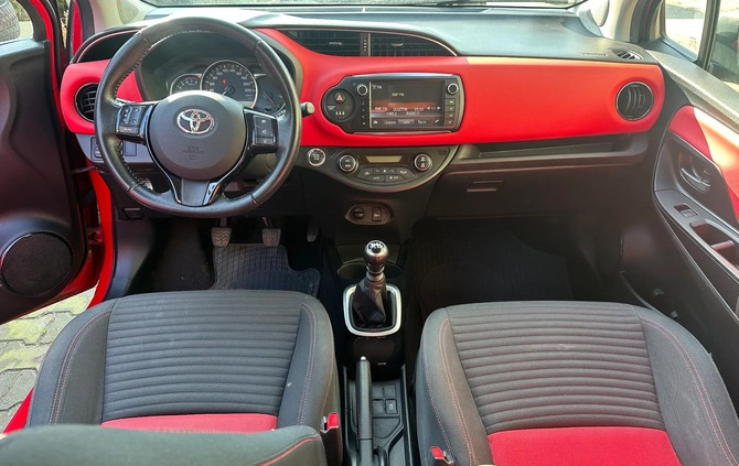 Toyota Yaris cena 42000 przebieg: 118183, rok produkcji 2015 z Żuromin małe 137